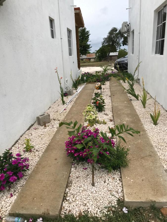 Azteca Villas Treasure Beach Exterior photo