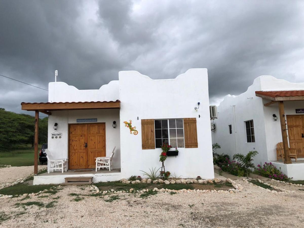 Azteca Villas Treasure Beach Exterior photo