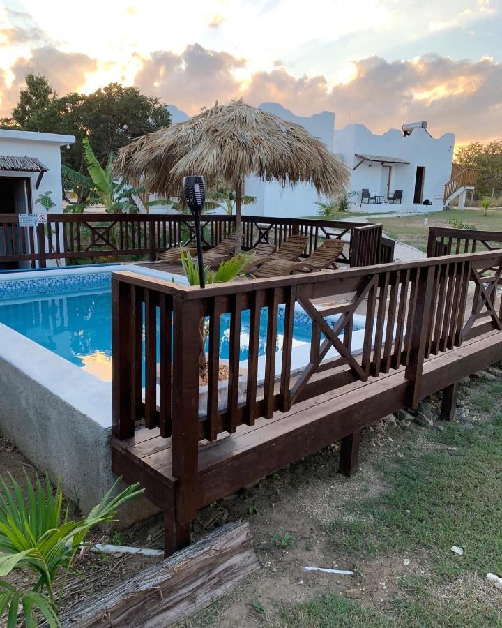 Azteca Villas Treasure Beach Exterior photo