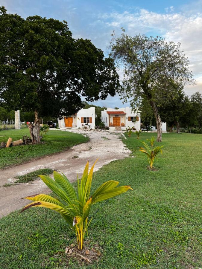 Azteca Villas Treasure Beach Exterior photo